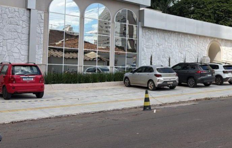 Regras para uso de vagas em recuos de calçadas e rebaixamento de meio-fio são reforçadas em Goiânia